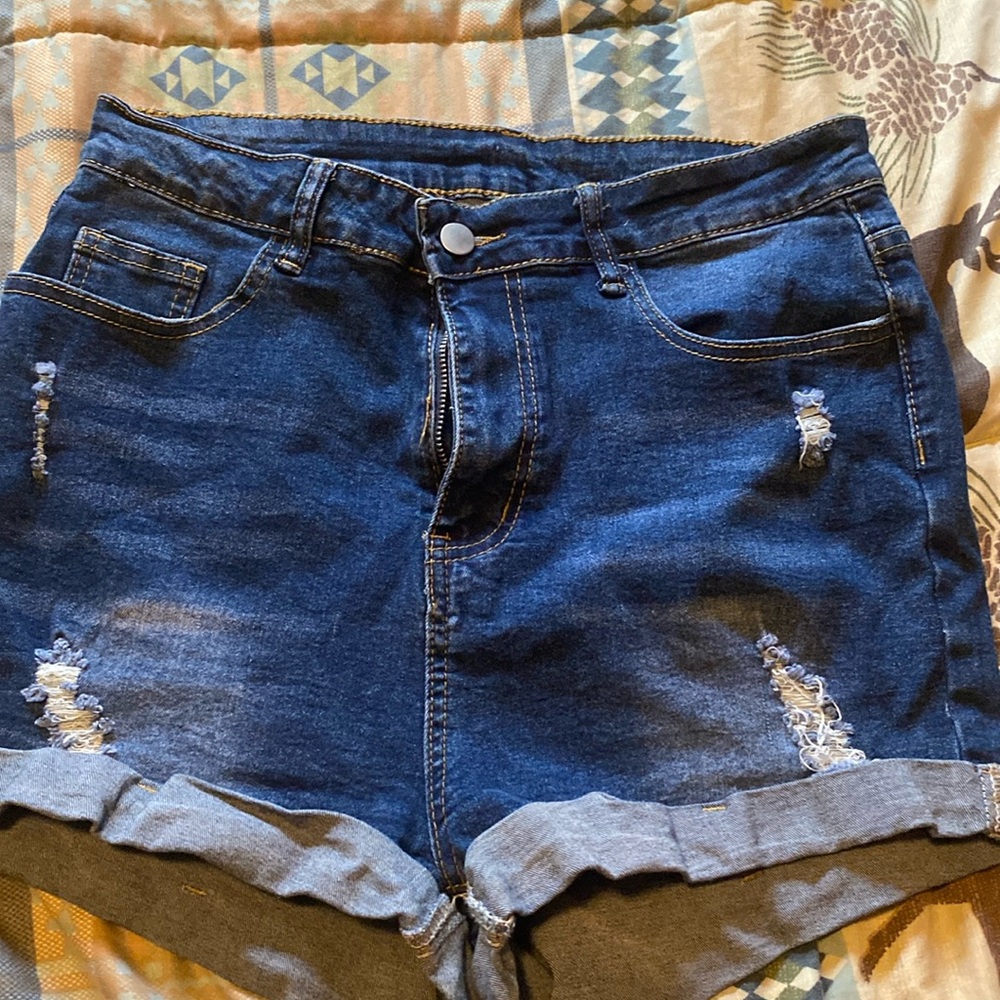 💙Great conditioned jean shorts by SHEIN.